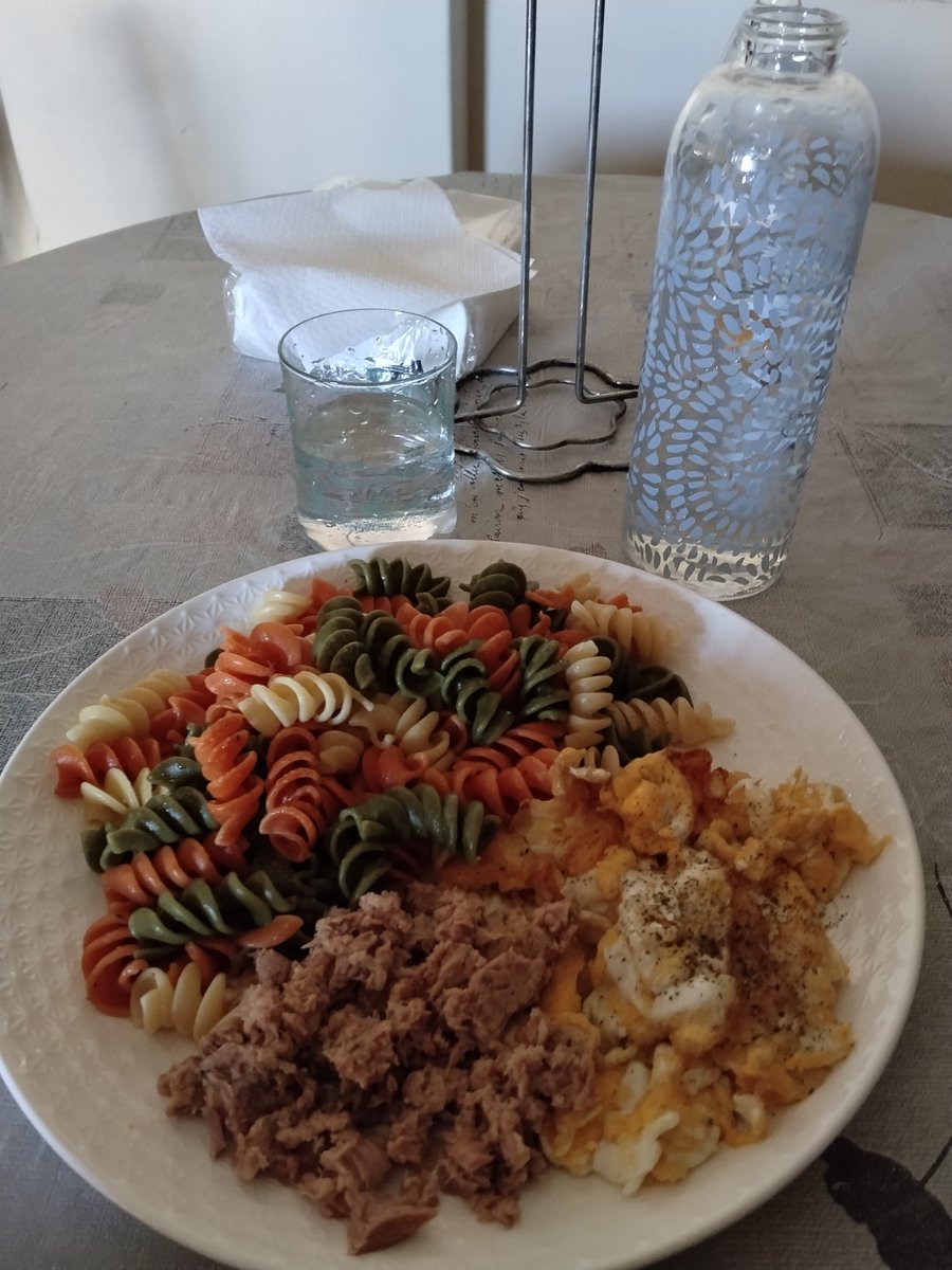 AnaMadeira1985's tweet photo. Almoço de Sábado da Anokas🥗A massa colorida é feita com percentagens de vegetais 😃 https://t.co/L3q0waWHUM