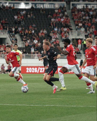 FaktaSepakbola's tweet photo. FT | #FriendlyMatch
Manchester United 0-1 Wrexham

⚽️ Smith 39’

Manchester United harus mengakui keunggulan Wrexham lewat gol Sam Smith!😳 https://t.co/YJ9cEldZp9