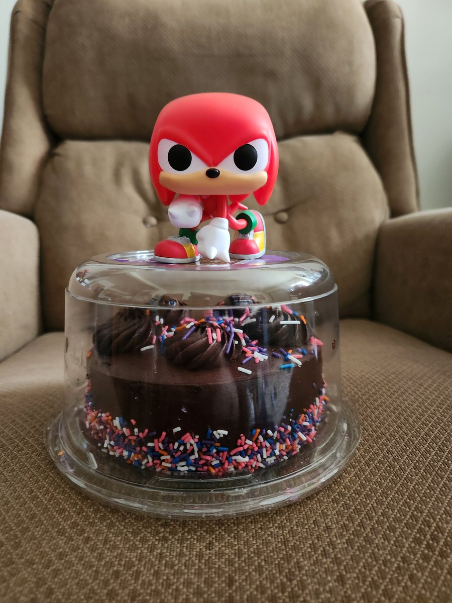 MeltingMan234's tweet photo. Well today is mah birthday, now 33. Guess it's fitting that one of my favorite Sonic characters, Knuckles the Echidna, is guarding my cake heh https://t.co/qleHOLt0Wq