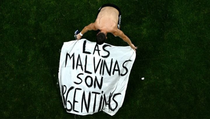 MartinDandach's tweet photo. - 1000 millones de personas vieron el partido y el mensaje.
- La discusión en el mundo sobre las islas se reanudó. 
- The Guardian exigió al Reino Unido retomar las conversaciones con la Argentina por la disputa de soberanía.
- Por primera vez el Gobierno de Estados Unidos publicó un mapa donde las islas aparecen como parte del territorio argentino.
- Las búsquedas en Google sobre las Malvinas aumentaron 2600%.
- La mentira británica justificando la invasión ilegal está siendo expuesta en todo el planeta

Al final la convocatoria de Lo Celso por encima de Emiliano Buendía a último momento terminó siendo probablemente el efecto mariposa mas importante de la causa en estos últimos años.