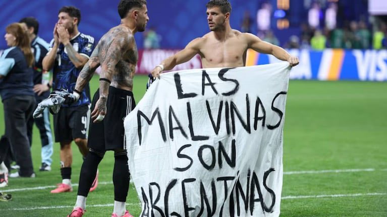 MartinDandach's tweet photo. - 1000 millones de personas vieron el partido y el mensaje.
- La discusión en el mundo sobre las islas se reanudó. 
- The Guardian exigió al Reino Unido retomar las conversaciones con la Argentina por la disputa de soberanía.
- Por primera vez el Gobierno de Estados Unidos publicó un mapa donde las islas aparecen como parte del territorio argentino.
- Las búsquedas en Google sobre las Malvinas aumentaron 2600%.
- La mentira británica justificando la invasión ilegal está siendo expuesta en todo el planeta

Al final la convocatoria de Lo Celso por encima de Emiliano Buendía a último momento terminó siendo probablemente el efecto mariposa mas importante de la causa en estos últimos años.