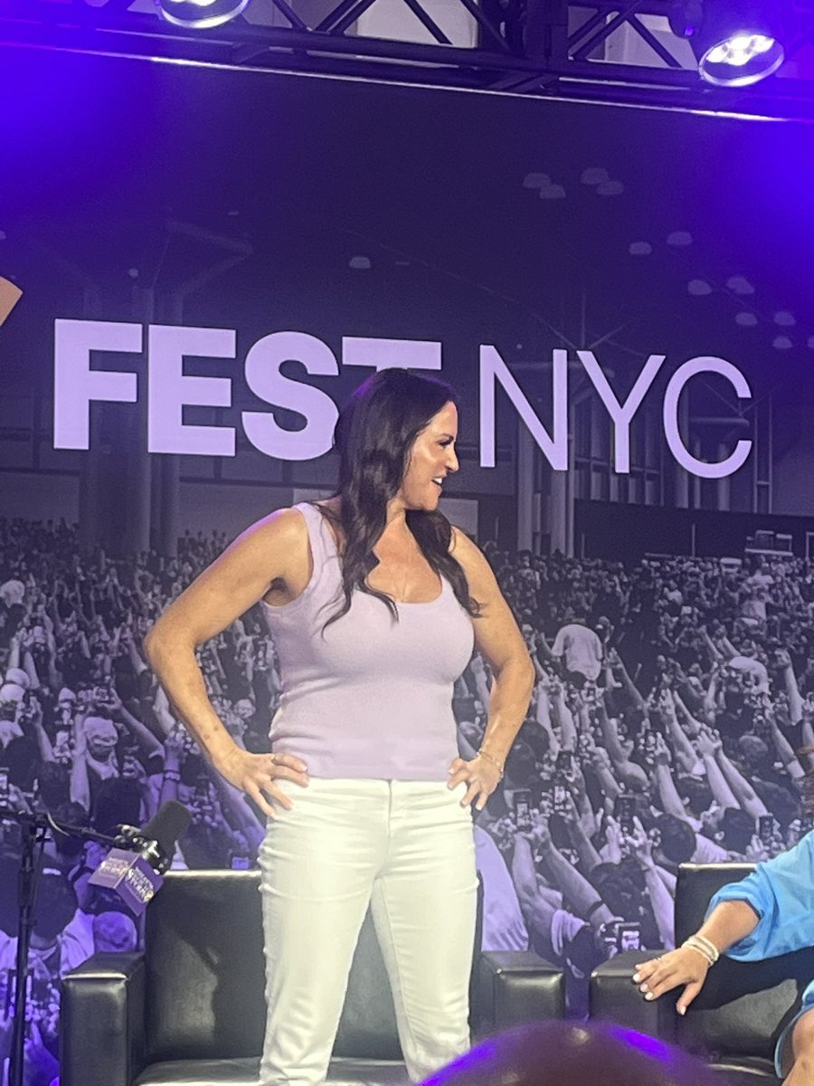 VonteTheNewOne's tweet photo. @StephMcMahon Ladies and gentlemen #stephaniemcmahon #whatsyourstory #wwe #fanaticsfest @FanaticsFest https://t.co/936mHAF9tm