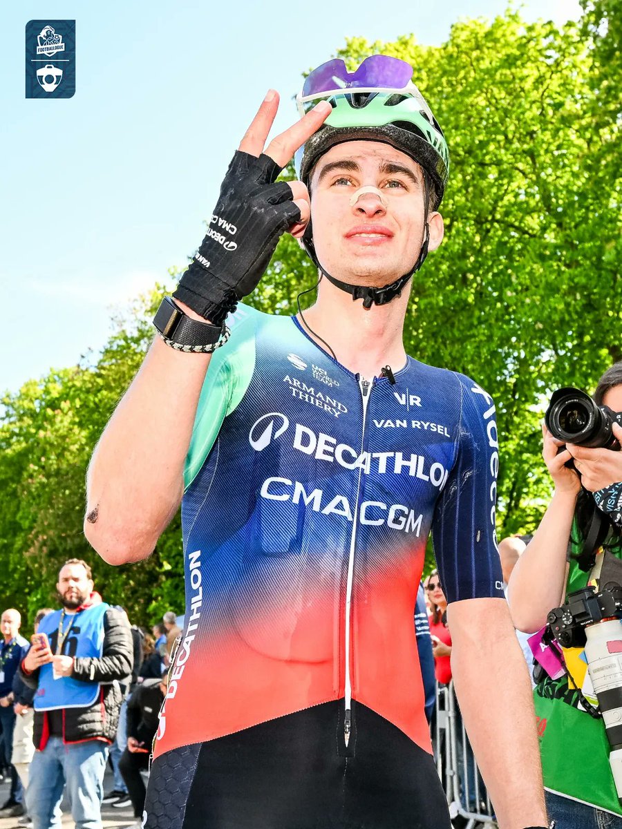 Footballogue's tweet photo. Faut se rendre compte du 𝗠𝗢𝗡𝗦𝗧𝗥𝗘 qu'est Paul Seixas (19 ans) ! 🤯 🇫🇷

🚴 1er Tour de France de sa carrière

🎖 4e du classement général à seulement 15 secondes du 3e 

👶 Plus jeune maillot blanc de l'HISTOIRE du Tour 

Certains disent qu'on n'est pas un pays de sport mais on a un nombre de cracks tous sports confondus en ce moment, c'est affolant... 🤩