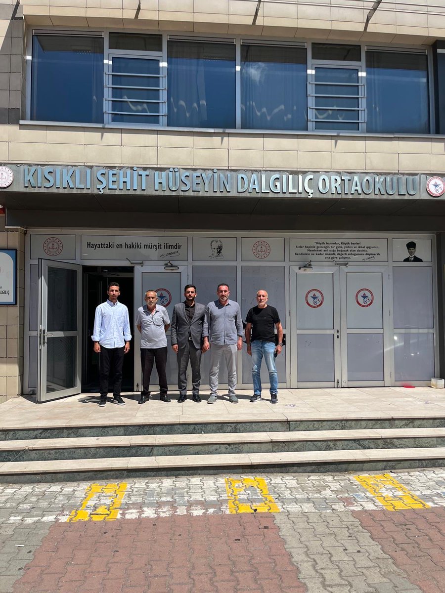 mhpuskudar34's tweet photo. Milliyetçi Hareket Partisi Üsküdar İlçe Başkanlığı Çamlıca Bölge Başkanlığımız, Kısıklı Şehit Hüseyin Dalgılıç Ortaokulunu ziyaret etti.

Gerçekleştirilen ziyarette okul yönetimiyle bir araya gelinerek karşılıklı istişarelerde bulunuldu. Eğitim camiamızın kıymetli mensuplarına misafirperverlikleri dolayısıyla teşekkür ediyor, geleceğimizin teminatı olan evlatlarımız için eğitime destek vermeye devam edeceğimizi ifade ediyoruz.