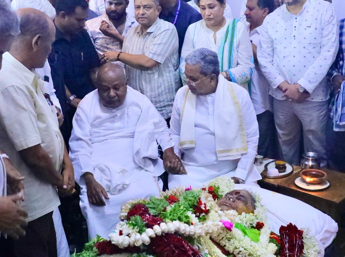 siddaramaiah's tweet photo. ಮಾಜಿ ಪ್ರಧಾನಿಗಳಾದ ಹೆಚ್.ಡಿ.ದೇವೇಗೌಡರ ನಿವಾಸಕ್ಕೆ ಭೇಟಿನೀಡಿ, ದೇವೇಗೌಡರ ಪತ್ನಿ ಚೆನ್ನಮ್ಮನವರ ಪಾರ್ಥಿವ ಶರೀರದ ದರ್ಶನ ಪಡೆದು, ಅಂತಿಮ ನಮನ ಸಲ್ಲಿಸಿ, ಬಳಿಕ ದುಃಖತಪ್ತ ಕುಟುಂಬ ಸದಸ್ಯರನ್ನು ಸಂತೈಸಿದೆ.

ಮೃತರ ಆತ್ಮಕ್ಕೆ ಚಿರಶಾಂತಿ ಸಿಗಲಿ ಎಂದು ಮತ್ತೊಮ್ಮೆ ಪ್ರಾರ್ಥಿಸುತ್ತೇನೆ. https://t.co/tiBtHiS8hW