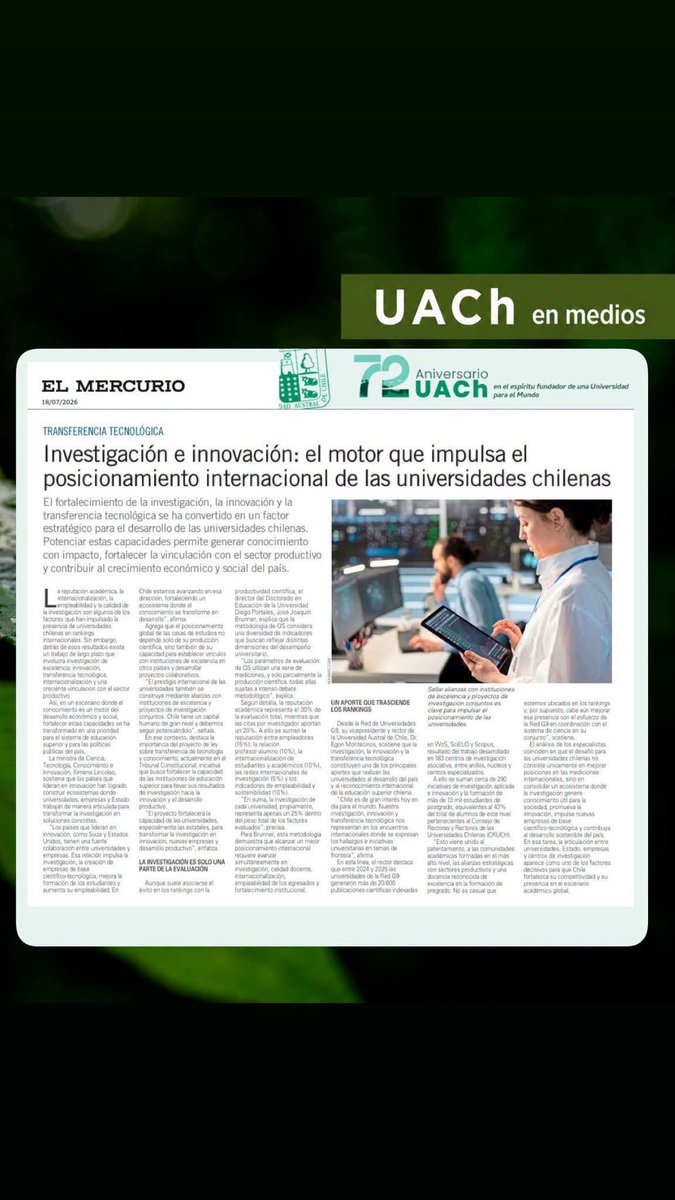 UAustraldeChile's tweet photo. La presencia de las universidades chilenas en los rankings internacionales no depende únicamente de su producción científica. Factores como la calidad de la docencia, la reputación académica, la empleabilidad de los egresados y la internacionalización también son determinantes para su posicionamiento global.

El rector de la Universidad Austral de Chile y vicepresidente de la Red G9, Dr. Egon Montecinos, destacó que la investigación, la innovación y la transferencia tecnológica constituyen uno de los principales aportes de las universidades al desarrollo del país y al reconocimiento internacional de la educación superior chilena.

Entre 2024 y 2025, las universidades de la Red G9 generaron más de 20.600 publicaciones científicas, desarrollaron cerca de 290 iniciativas de investigación aplicada e innovación y formaron a más de 13 mil estudiantes de postgrado, consolidando su contribución al avance científico y tecnológico del país.

El desafío, coinciden los especialistas, no es solo mejorar posiciones en los rankings, sino fortalecer un ecosistema donde el conocimiento impulse la innovación, el desarrollo sostenible y soluciones concretas para la sociedad.