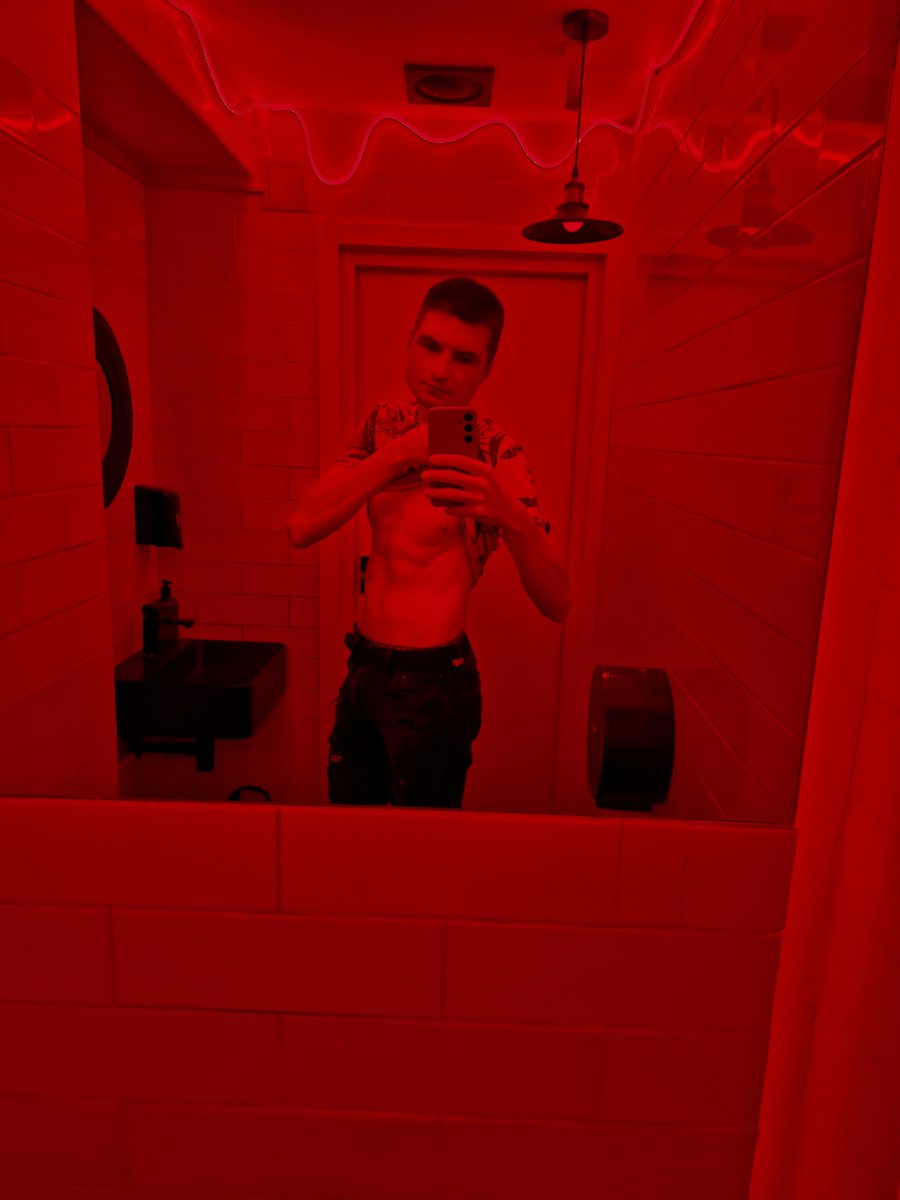 AntonRud95's tweet photo. Думаю такий, а чи не зайти в суботній вечір в Squat17Blue🤭 https://t.co/Pq2MGQKhk3