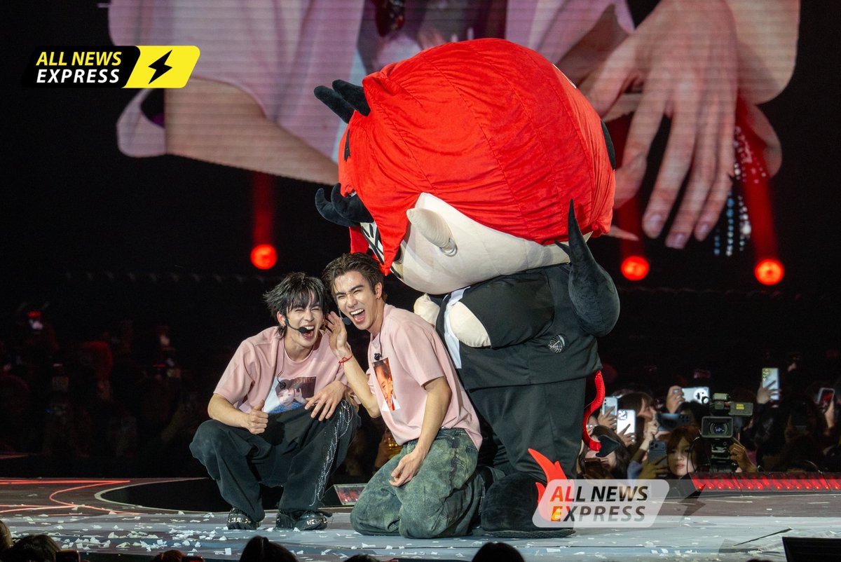 ALLNewsEXPRESS1's tweet photo. พ่อเติมลูก ลูกเติมพ่อ พ่อเติมกัน!! #DOMIIA ลูกชายหัวแก้วหัวแหวนของ “เพิร์ธ-แซนต้า” #PerthSanta ใน PERTH SANTA DEVIL'S KISS CONCERT 

PERTHSANTA ONE TASTE
#PerthSantaConcertD1
#PerthSanta #เพิร์ธแซนต้า https://t.co/Dq09C61Gme