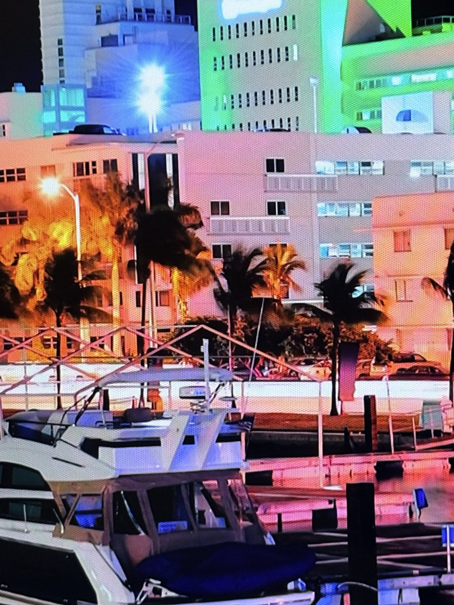 buzzaboy10's tweet photo. After two aborted landings into Miami then diverted to Fort Lauderdale back to Miami.Really had enough of seeing Messi &amp; Argentina pictures everywhere.Good luck England 🏴󠁧󠁢󠁥󠁮󠁧󠁿 ⚽️ https://t.co/At1YoxnQ99