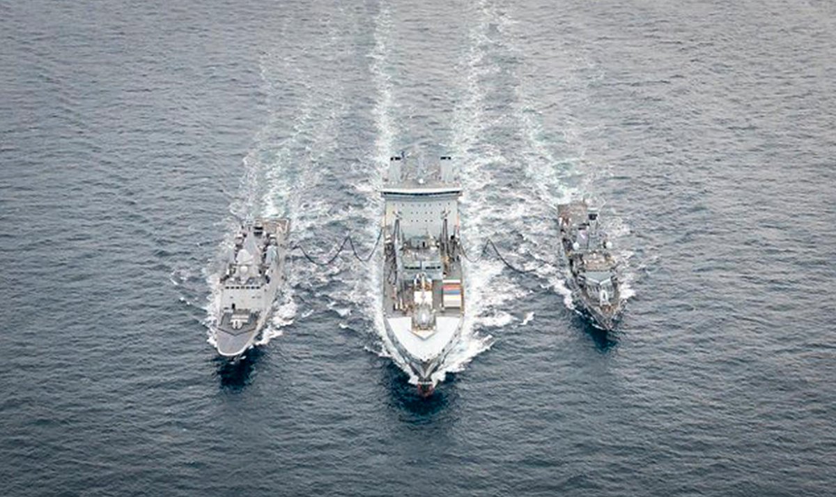 NavyLookout's tweet photo. .@RFATidespring replenishes π«π·French FREMM Frigate and @HMSSomerset - joining UK Carrier Strike Group for Exercise #NeptuneStrike 2026-3. (17-23 July)
#ArcticSentry #OpFIRECREST https://t.co/qlcwA0rVpb