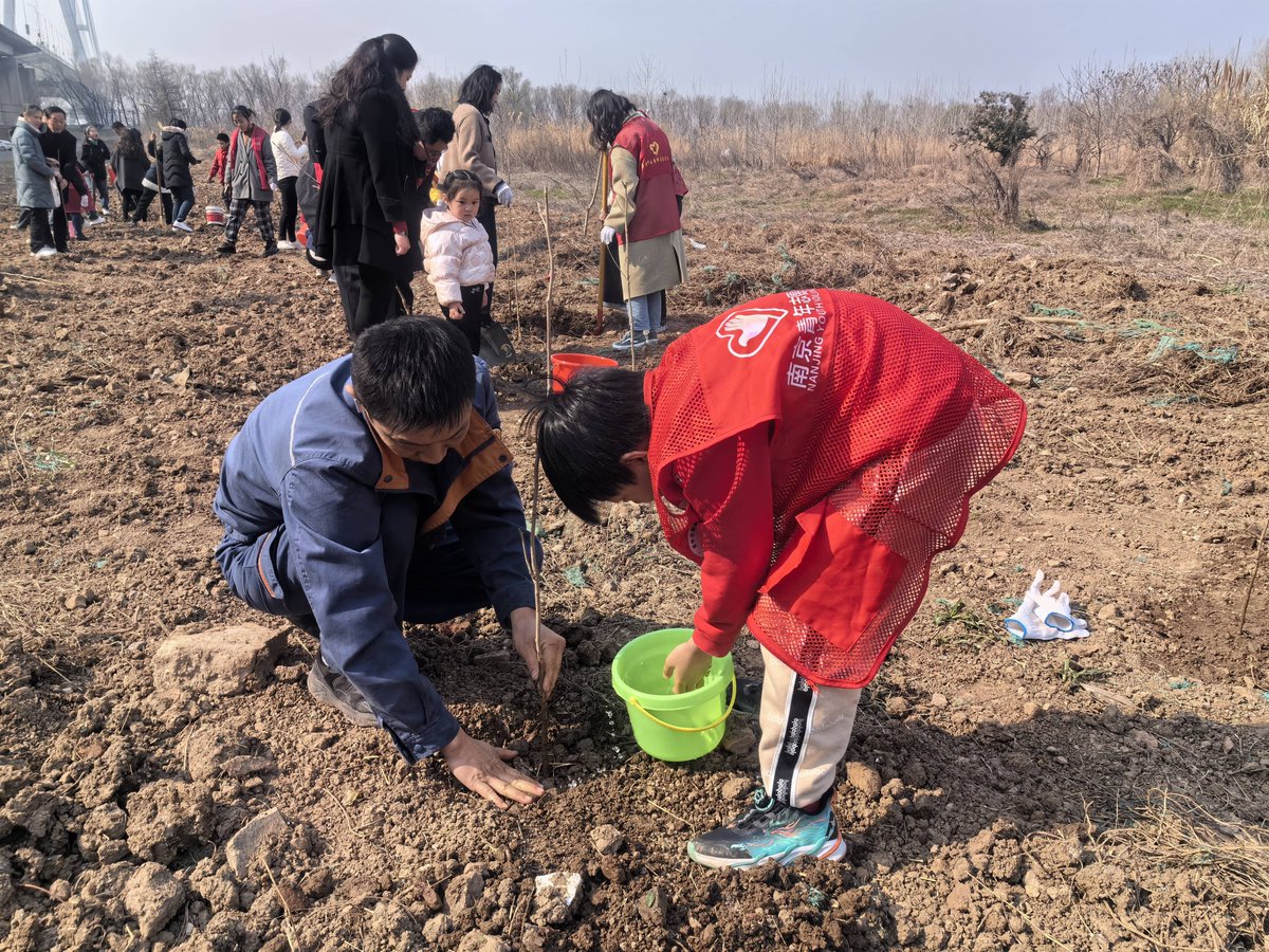 alsdn1604's tweet photo. [Join our campus environmental club's seed-planting activity this Sat at the community garden! We'll grow herbs and give potted plants to elderly neighbors—green fun for all ages!] https://t.co/NRlzh481r7