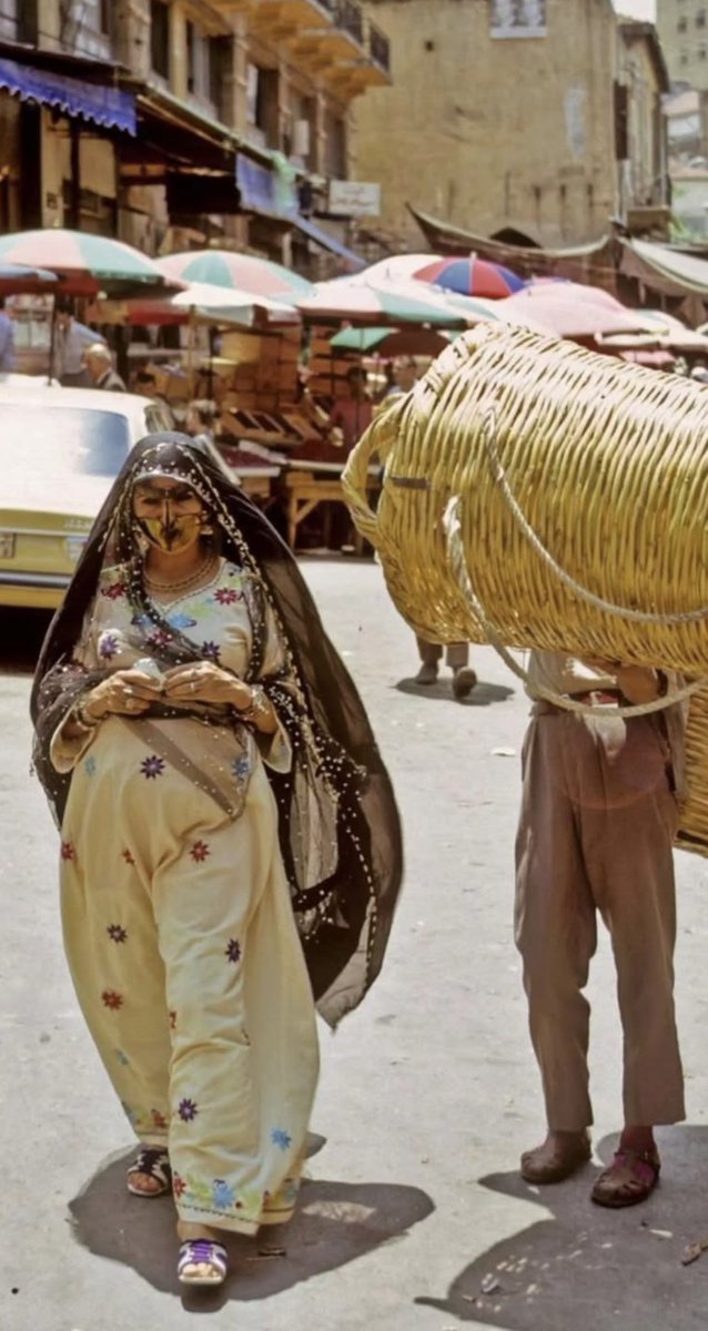 M___R1212's tweet photo. صورة التقطت في عام 1972 
لسيدة إماراتية في أسواق بيروت _ لبنان 

موقع جيرار غاسيكه الفوتوغرافية https://t.co/jLWo6uHWAK