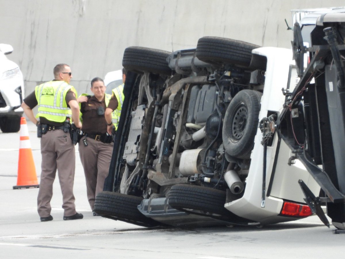 SLCScanner's tweet photo. ⚠️#TrafficAlert #Draper 
16500 S I-15 SB. This #Rollover is causing major delays if you are heading SB on I-15 into Utah County. This is at the point of the mountain and traffic is backed up all the way to 12300 S. Use frontage roads on either side at 14600 S or Redwood Rd. https://t.co/PvsJZlZUAj