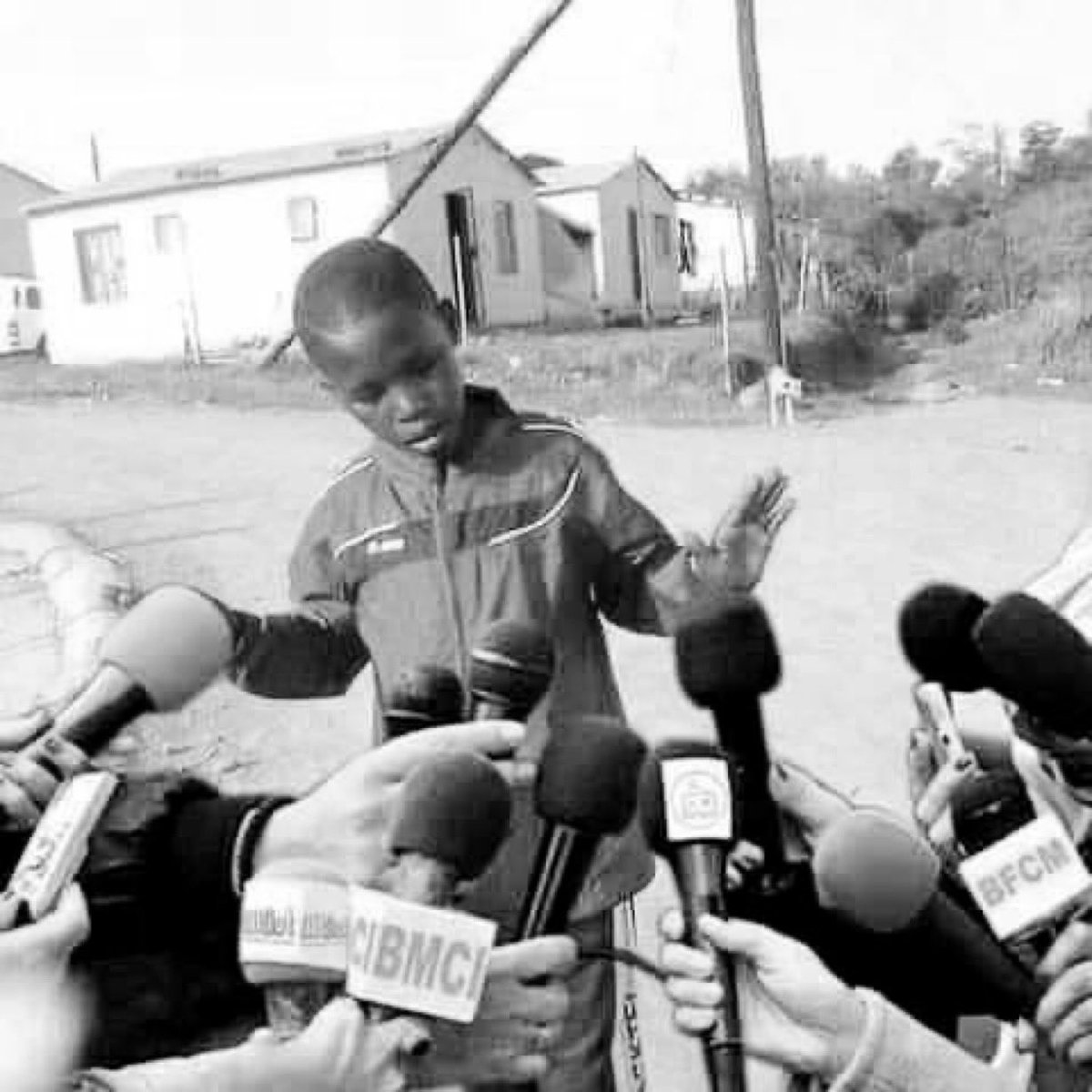 7 A M O Z I tweet media