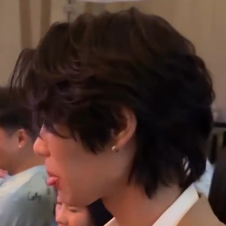 ppsaturr's tweet photo. เอ้นดู ฮีไม่กินแอลกอฮอล์ แต่คิมเบอร์ลี่ยื่นให้ละทำมือให้กระดกด้วย แถมยืนดูผลงานไม่ไปไหน56556565556656655555 ฮีปฏิเสธไม่ได้ กินเสร็จแลบลิ้นบอกขม อ้ยอ้วมเอ้ย🥹🥹 https://t.co/a1ZiMSBc3i
