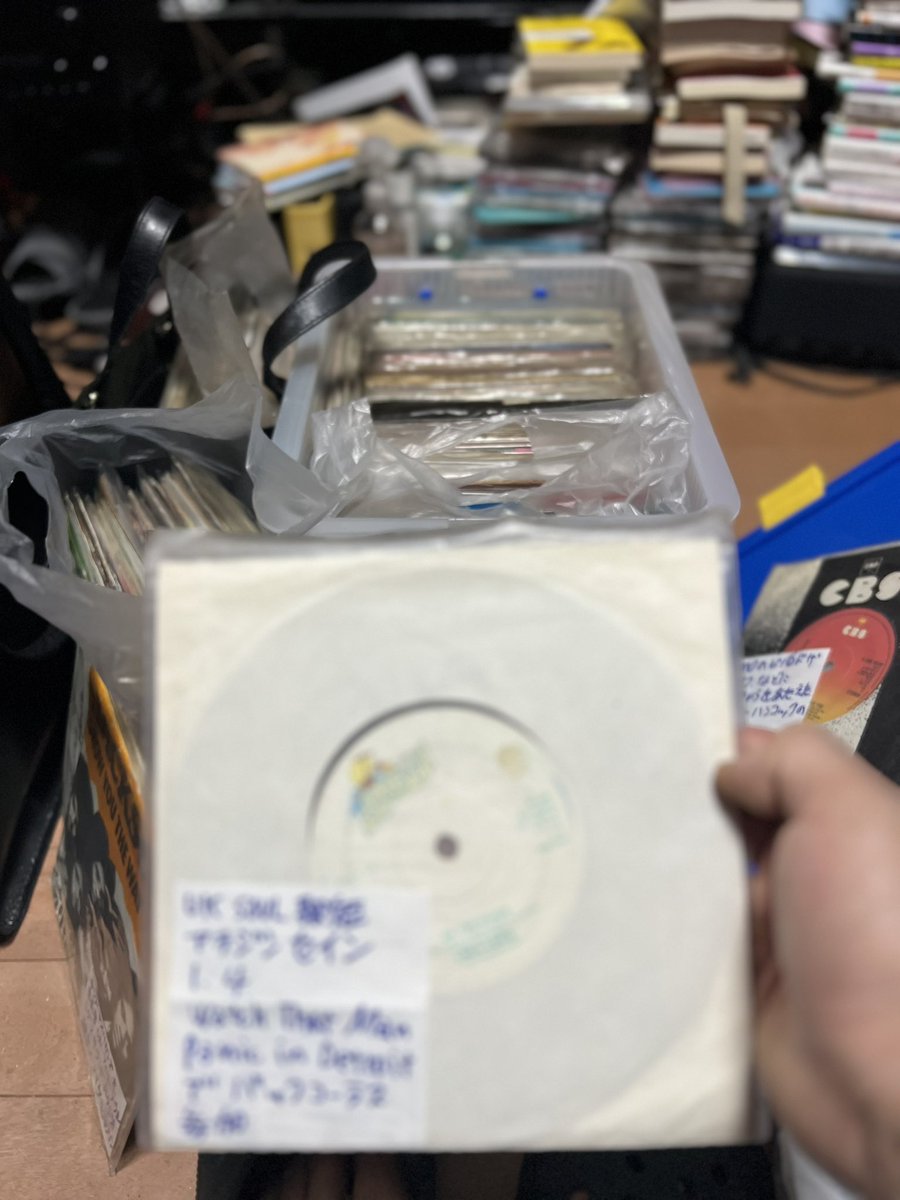 Dj_Koki_Abe's tweet photo. 明日持っていくレコードでジャケ無し7インチにキャプションを入れる作業をしました
(ジャケありでもマイナーレコードはボウイとの関連性を書きました

デヴィッド・ボウイファンやボウイから影響を受けたアーティストが好きな方は是非、滅茶苦茶音の良いレコードバーで名曲を堪能してください
詳細は↓ https://t.co/jgF8kulSeY