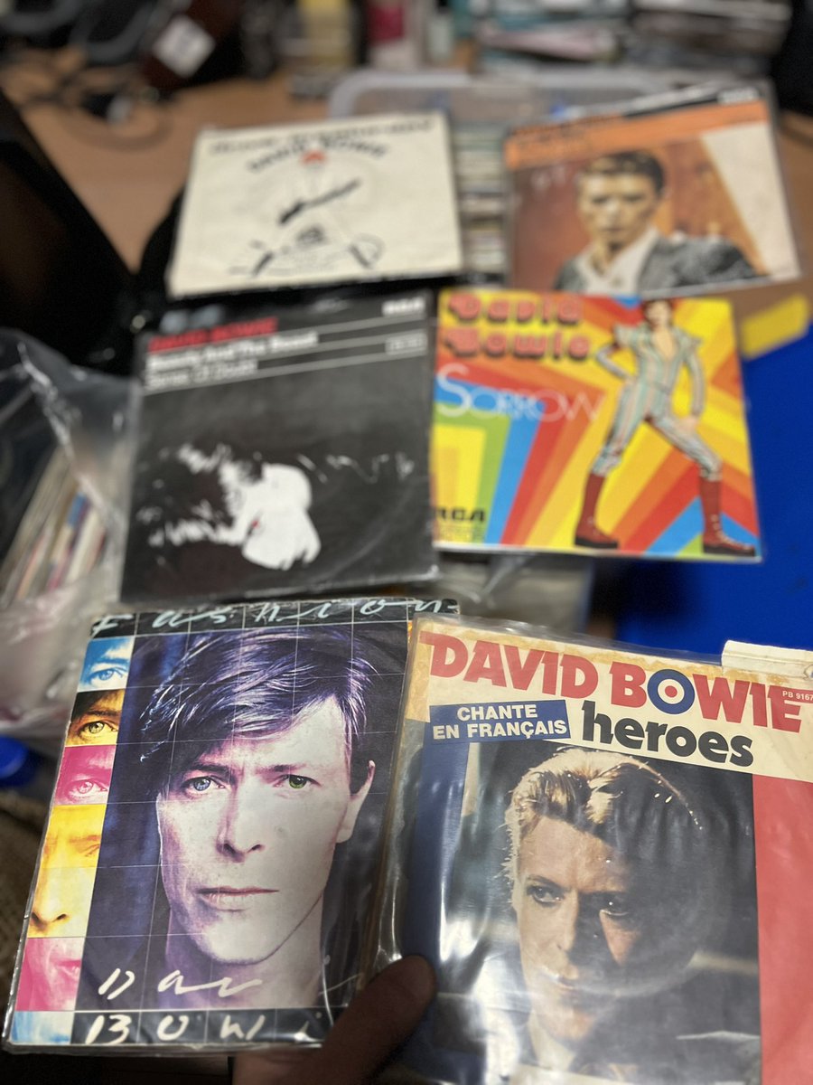 Dj_Koki_Abe's tweet photo. 明日持っていくレコードでジャケ無し7インチにキャプションを入れる作業をしました
(ジャケありでもマイナーレコードはボウイとの関連性を書きました

デヴィッド・ボウイファンやボウイから影響を受けたアーティストが好きな方は是非、滅茶苦茶音の良いレコードバーで名曲を堪能してください
詳細は↓ https://t.co/jgF8kulSeY