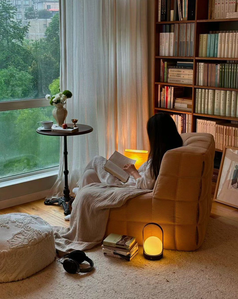 sw87441's tweet photo. Cozy rainy Sunday at home—sipping hot cocoa, reading a book, and no plans to go out. Perfect little lazy day!， https://t.co/oFCMJYhpLC
