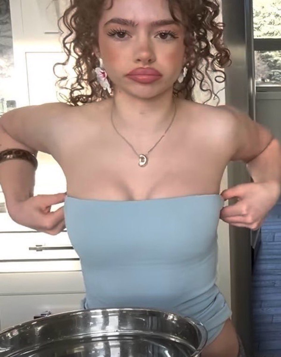goongetback's tweet photo. Who wants to jerk and get bi with me as we stroke and talk about the Kalogeras sisters together (NL) DM ME #nsfwtwt #horny #wankchat #bi #jerkbud https://t.co/2aJDHgZicX