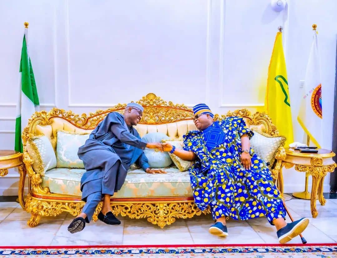 malagaofficial_'s tweet photo. Two-term Governor's in the Southwest exchanging pleasantries at the Osun Government House, Osogbo earlier today. 

So it is in Ekiti, so it is in Osun 

BAO L'Ekiti

#IMOLE ni Osun 

BAO x IMOLE

#BAOTill2030 #ImoleTill2030 

#ImoleCarryOnAccordingly https://t.co/3uooRJcfAf