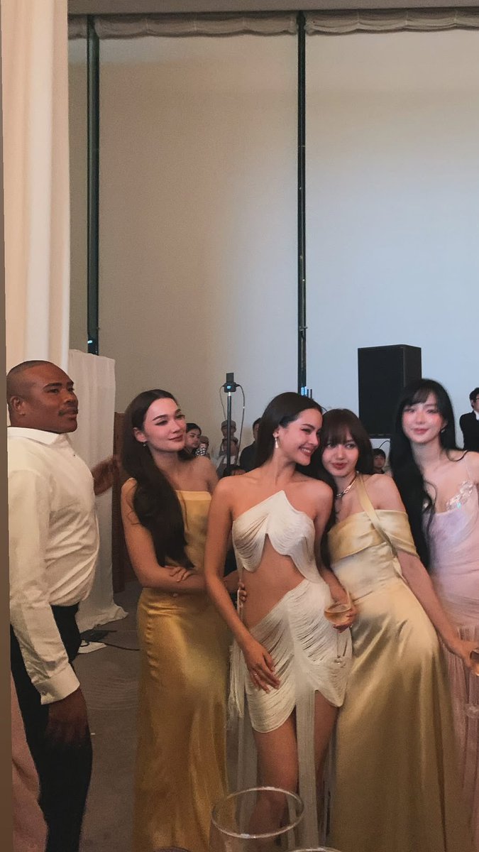 PortalLalisa's tweet photo. LISA com Yaya, Diana, Thanaerng e Rusameekae.

Ctto.
@wearelloud 
#LISA #리사 #ลิซ่า #LALISA
#NYเขยนอร์เวย์สะใภ้ขอนแก่น https://t.co/kI0achRFZZ