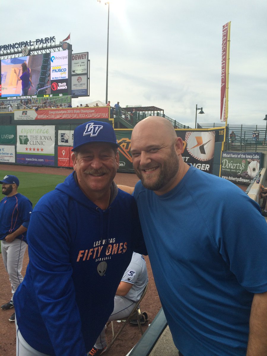 AndyHallRadio's tweet photo. Can’t believe this was 10 years ago…meeting a childhood hero - fellow southpaw, 1987 World Series MVP, 1988 Cy Young Award winner and all-around good guy - former @Twins pitcher @FrankViola16 ⚾️ https://t.co/unS5F0px9h