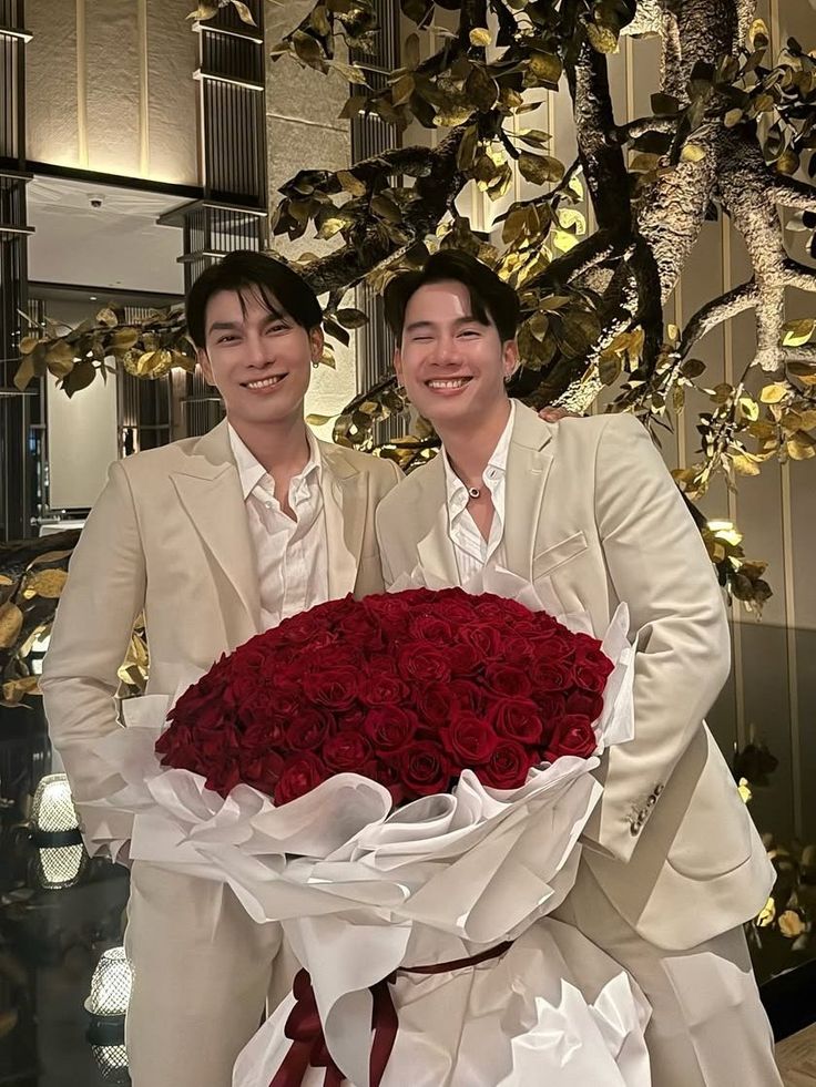 npomvtt's tweet photo. Disse tudo! Mew Suppasit se pronuncia sobre os ataques que vem sofrendo ao lado de Tul Pakorn.

"A todos que me apoiaram ao longo da minha jornada, obrigado do fundo do meu coração. O amor de vocês me trouxe até onde estou hoje, e eu serei sempre grato.

Hoje, gostaria de compartilhar algo que tem estado na minha mente há muito tempo.

Nos últimos anos, um pequeno número de pessoas dirigiu ódio, insultos, assédio e até ameaças contra mim, minha família, Tul e sua família. Ver as pessoas que amamos se tornarem alvos desse tipo de comportamento tem sido devastador.

Ninguém merece ser julgado, assediado ou ameaçado por causa da pessoa que ama. Embora escolhamos compartilhar partes das nossas vidas, isso nunca deve ser interpretado como permissão para invadir nossa privacidade, espalhar ódio ou desejar mal a nós.

Tornar nosso relacionamento público foi uma decisão que tomamos juntos. Escolhemos compartilhá-lo porque nos amamos, e simplesmente pedimos que nossa decisão seja respeitada.

Como ator, continuarei a me dedicar plenamente a cada papel que assumir. Alguns papéis podem envolver romance ou interações próximas com meus colegas atores, e isso é simplesmente parte da minha profissão. Os personagens que interpreto na tela não são um reflexo da minha vida pessoal, e meu trabalho nunca mudará o amor e o compromisso que compartilhamos. Espero que vocês continuem a me apoiar como ator e apreciem meu trabalho pelo que ele é.

Ler comentários desejando que a gente termine ou celebrando a ideia de qualquer um de nós se machucar é de partir o coração. Entendemos que nem todo mundo vai concordar com todas as decisões que tomamos, mas desejar dor aos outros nunca está certo.

Vocês não precisam concordar com todas as decisões que eu tomo, mas espero que possam tratar a mim, nossas famílias e as pessoas que amamos com a gentileza e o respeito que toda pessoa merece.

Embora eu sinceramente espere que isso nunca chegue a esse ponto, qualquer assédio, ameaças, difamação, doxxing, impersonação ou outros atos ilegais serão documentados, e nós nos protegeremos por meio do processo legal apropriado quando necessário.

Acima de tudo, espero que possamos seguir em frente com maior compreensão, compaixão e respeito uns pelos outros. 

Obrigado."

#MewSuppasit