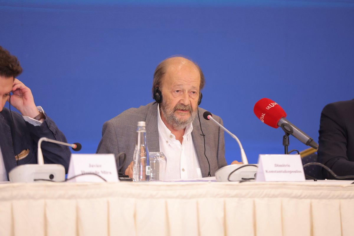 dunyamer_com's tweet photo. Gazeteci, yazar Dimitris Konstantakopoulos:

"Dünya savaşlarında mantıksızlık aslında kapitalizmin de bir semptomudur, bir kapitalizm krizidir. Bundan musdarip oluruz. Savaşları da aslında bu tetikler" https://t.co/Hz0AVSOaRn