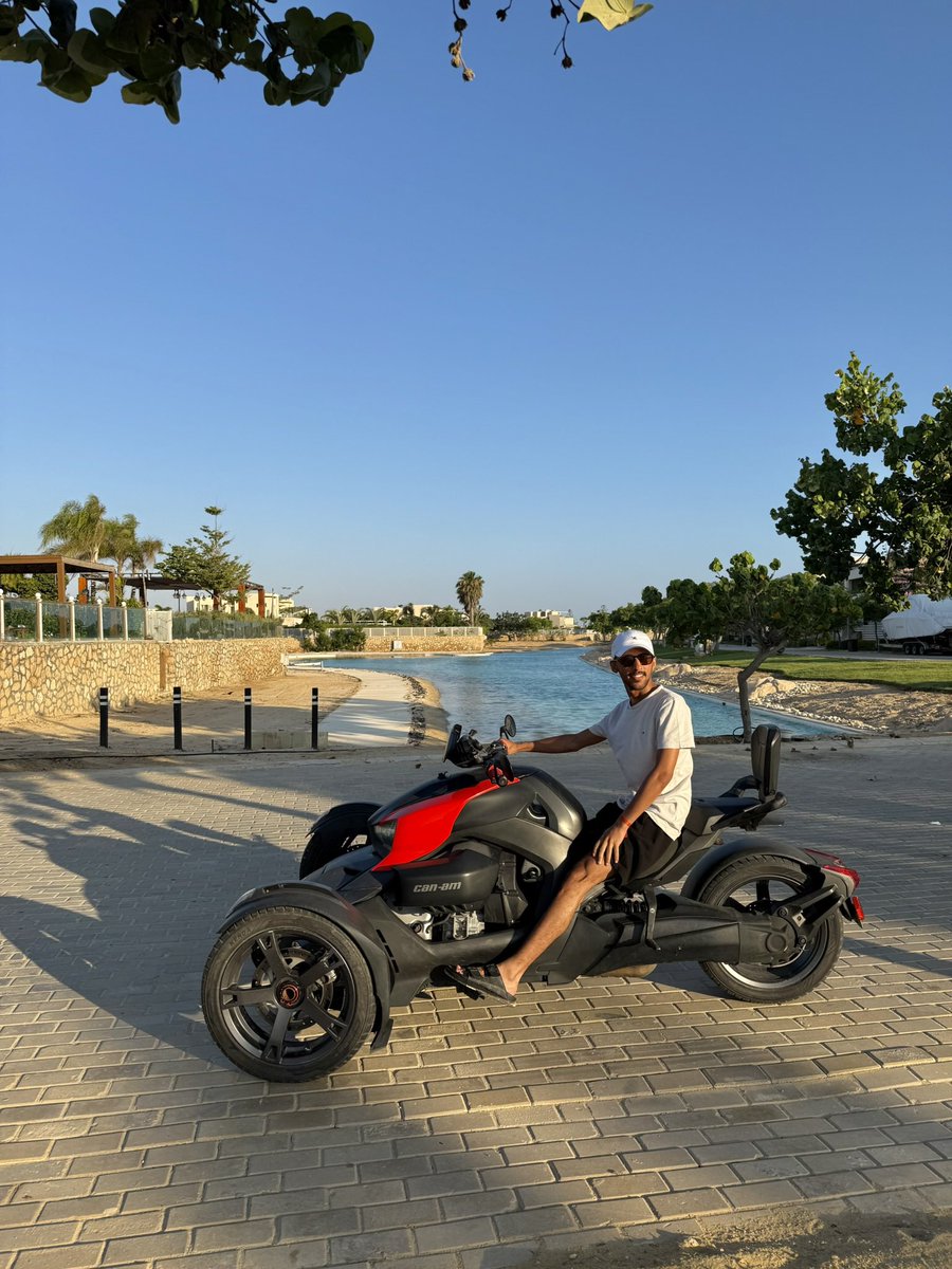M1HS1's tweet photo. "دواعي سروري تعتريني وهو مسرور
على وجهه البسمات كنها على وجهي" https://t.co/oc5EEPryfI