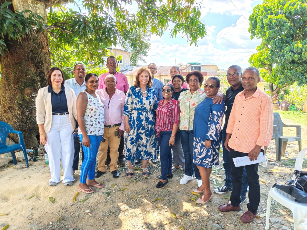 miprd's tweet photo. @miprd se fortalece en Monte Plata.

La secretaria general, Peggy Cabral, encabezó un encuentro de trabajo con dirigentes de Yamasá, Peralvillo, Monte Plata, Los Botados y Mamá Tingó. Además, se juramentaron nuevos miembros comprometidos con la unidad y el crecimiento del #PRD https://t.co/e5lw7qhSM5