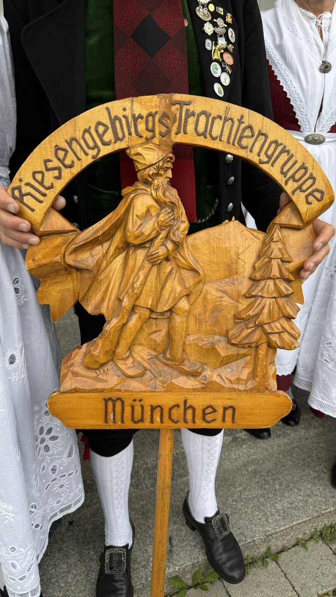 HubertAiwanger's tweet photo. Donauschwaben - eine bewegte und vielfach leidvolle Geschichte. Im 17. und 18. Jahrhundert aus Süddeutschland in die Habsburgermonarchie ausgewandert und Existenzen aufgebaut, im und nach dem 2. Weltkrieg deportiert und vertrieben, in alle Welt zerstreut. Bundestrachtenfest der Donauschwaben heute in Moosburg, Teilnehmer bis aus Kanada, Brasilien, Australien. Appell für Frieden, Menschenrechte und Recht auf Heimat!