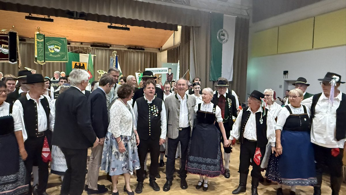 HubertAiwanger's tweet photo. Donauschwaben - eine bewegte und vielfach leidvolle Geschichte. Im 17. und 18. Jahrhundert aus Süddeutschland in die Habsburgermonarchie ausgewandert und Existenzen aufgebaut, im und nach dem 2. Weltkrieg deportiert und vertrieben, in alle Welt zerstreut. Bundestrachtenfest der Donauschwaben heute in Moosburg, Teilnehmer bis aus Kanada, Brasilien, Australien. Appell für Frieden, Menschenrechte und Recht auf Heimat!