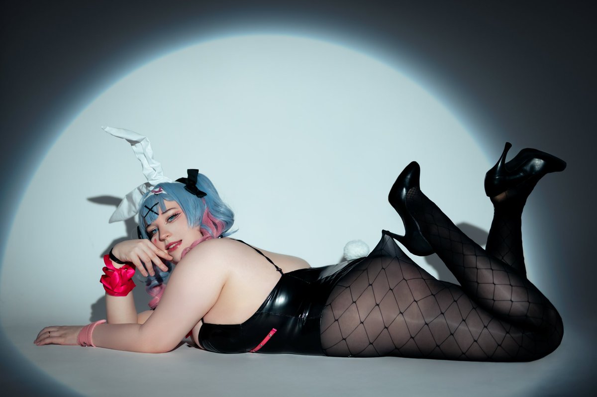 misspixel___'s tweet photo. Heels or no heels? 
Rabbithole Miku wants to know your thoughts 

Ph: Glasscandlephoto (ig) 
#cosplay #feet #miku https://t.co/sMIUZB5dkv