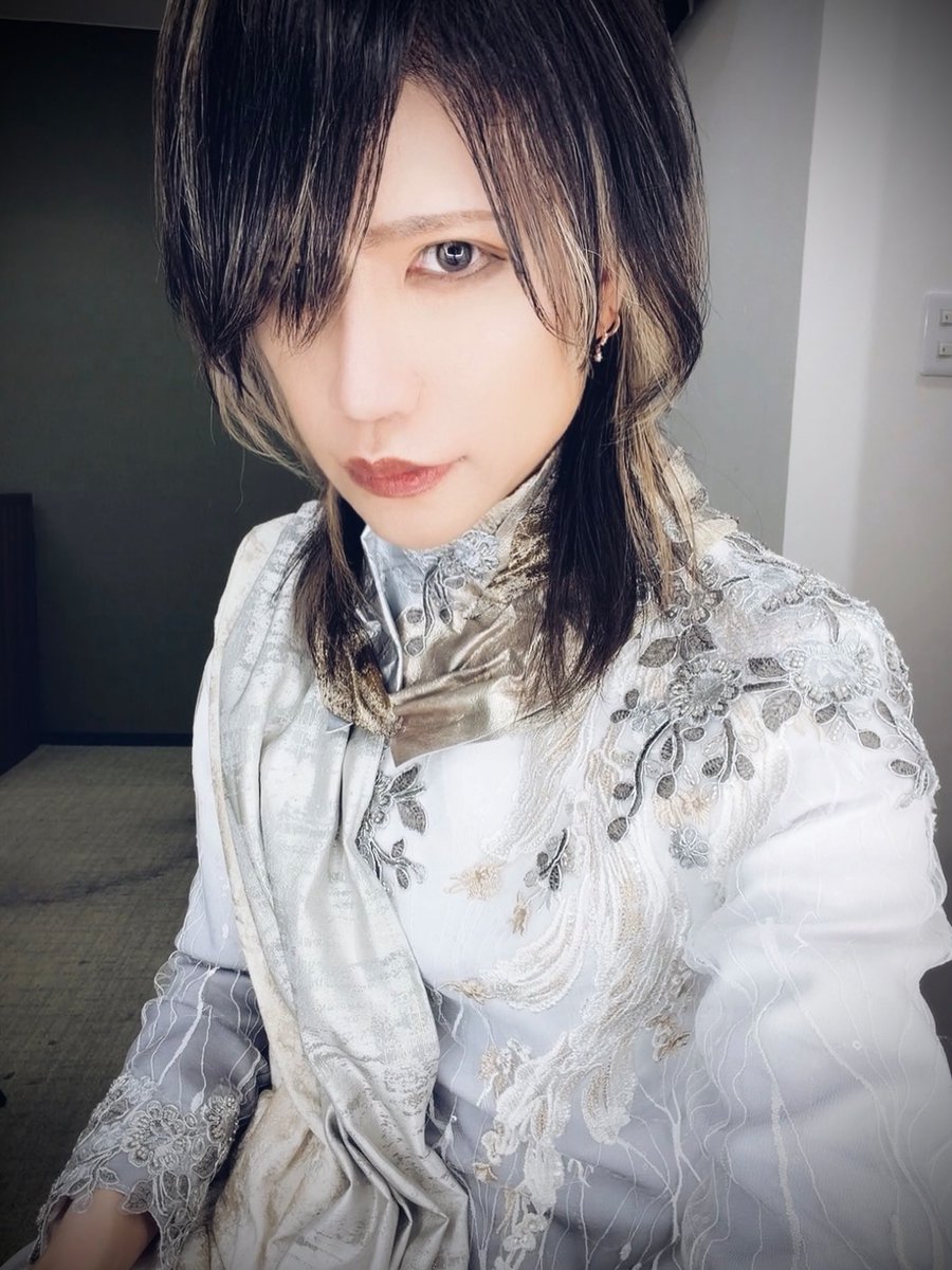 DIRENGREY_IG's tweet photo. 260718 #Shinya Instagram Update
「MORTAL DOWNER」
東京ガーデンシアター初日お疲れ様でした!
#DIRENGREY https://t.co/w40R2JTrnQ