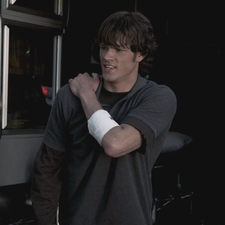 formnvoidd's tweet photo. supernatural was so good when sam was still dressing like a cute nerdy college boy https://t.co/yEC3RLu4aj