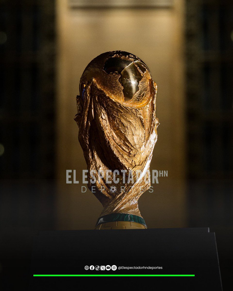 ElEspectadorHn's tweet photo. LA COPA DEL MUNDO FUE EXHIBIDA EN GRAND CENTRAL TERMINAL DE NUEVA YORK

El trofeo original de la Copa Mundial de la FIFA fue exhibido en la estación Grand Central Terminal de Nueva York como parte de las actividades realizadas previo a la final del Mundial 2026. La exposición reunió a visitantes y aficionados que acudieron al emblemático recinto para observar de cerca el máximo galardón del fútbol.

La exhibición formó parte de una serie de eventos organizados en la ciudad sede de la final del torneo, con el propósito de acercar la Copa del Mundo a los seguidores del fútbol y fortalecer el ambiente mundialista antes del partido decisivo.

Grand Central Terminal, uno de los lugares más emblemáticos de Nueva York, sirvió como escenario para la muestra, convirtiéndose en un punto de encuentro para aficionados que aprovecharon la actividad para apreciar el trofeo.

La Copa Mundial de la FIFA 2026 concluirá con la final en el estadio MetLife de Nueva Jersey, donde una de las selecciones participantes levantará la copa mundial.