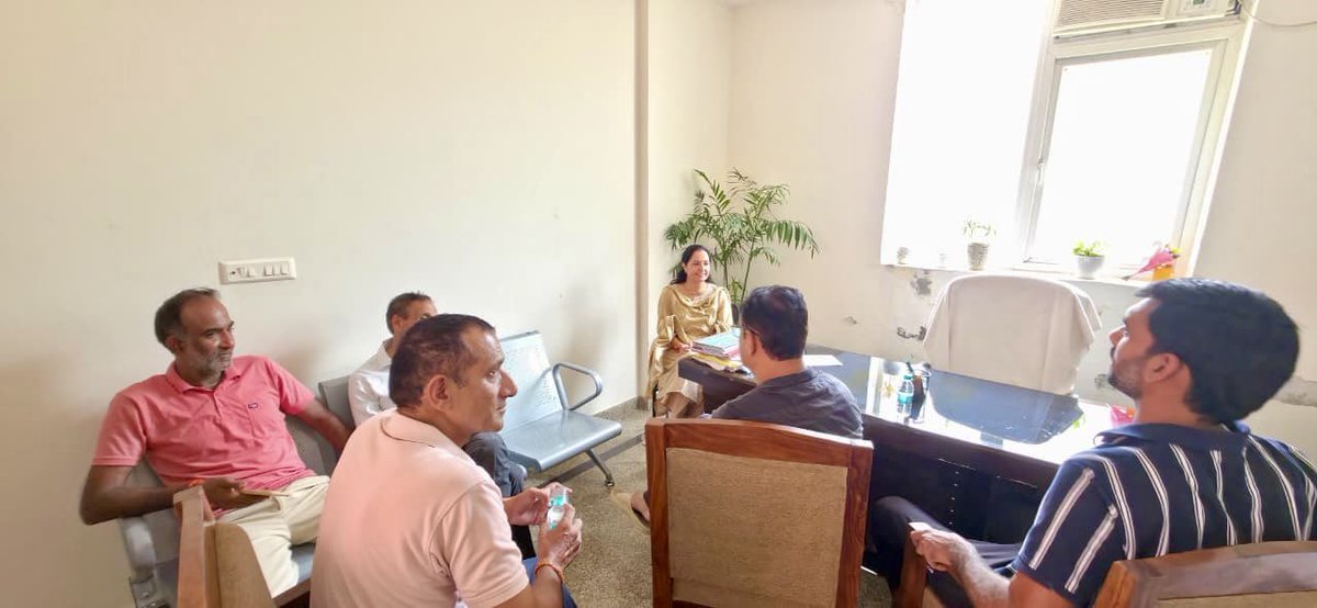 soniayadavbjp's tweet photo. #ISKCON मंदिर के आदरणीय सेवकों का कार्यालय आगमन हुआ, जिन्होंने कल आयोजित होने वाली #sector57 से #sector56 तक' की भव्य श्री जगन्��ाथ रथ यात्रा में सम्मिलित होने का पावन निमंत्रण दिया ।जय जगन्नाथ! 🙏🏻✨
साथ ही कार्यालय पर परिवारजनों से मिलना हुआ ।
#Ward21 #gurugram #myward21 https://t.co/9mGBPlhaeF