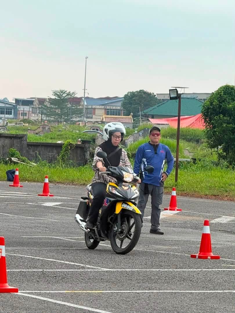 simkuihian's tweet photo. 18.7.2026. Program BLM Kelas B2 (motorbike) @ N14 Batu Kawa
Thanks JPJ Sarawak and Institute Memandu MKM for helping 347 Kelas B2 learners, preparing them for their Kelas B2 lessen exam. #StayCalm #CarryOn All the best and good luck.
#SarawakFirst☝️
#jagasarawakbait2💪
Skh🐝 https://t.co/6M3wV24Pb1