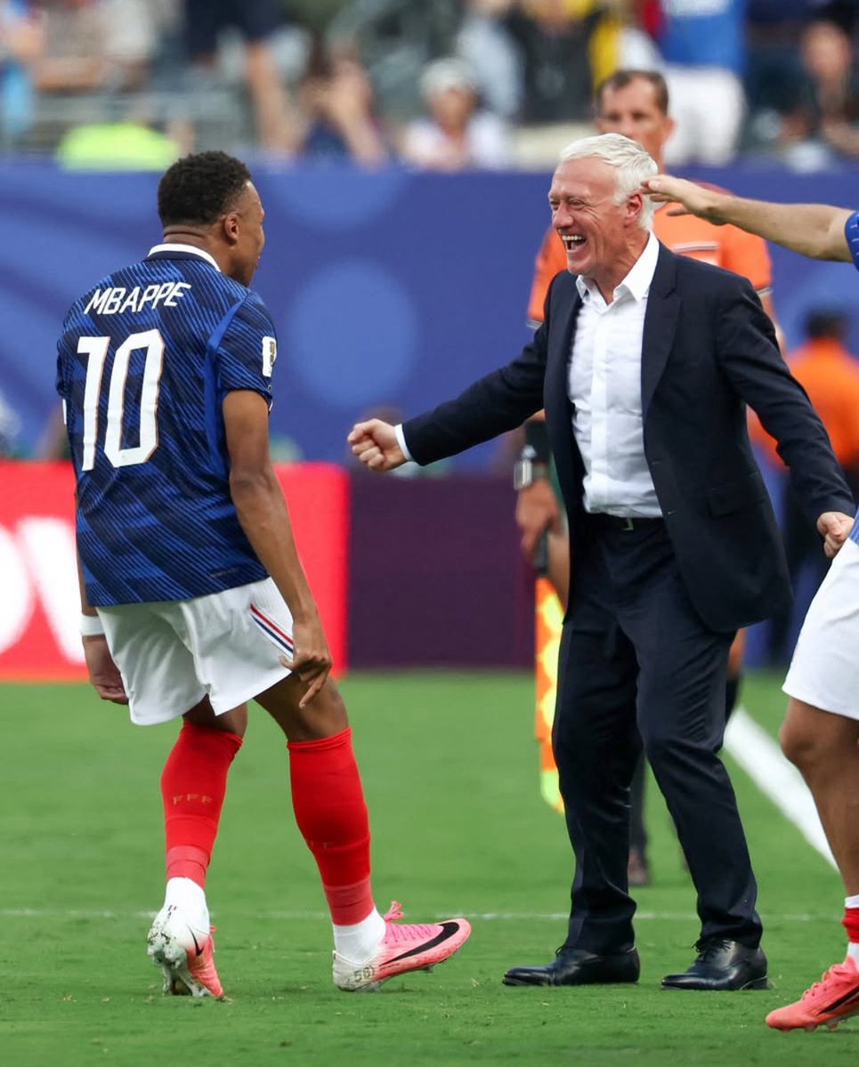 KMbappe's tweet photo. Aujourd’hui est ta dernière danse.

Toi qui nous as tant donné.
Nous aurions dû t’offrir une meilleure fin, mais nous avons échoué.
Mettre des mots sur ce que tu as apporté pendant 14 ans est très difficile, tant tu as été un acteur majeur du renouveau de cette équipe. Les gens n’ont pas toujours su apprécier ta grandeur, mais le temps et l’histoire s’en chargeront…
Merci de m’avoir donné la chance et l’opportunité de représenter mon pays sur la plus grande scène pendant tant d’années.
Je me sens privilégié d’avoir pu être aux côtés de l’une des plus grandes légendes de notre pays, et je ne garde que d’excellents souvenirs de tout ce que nous avons vécu et accompli ensemble.
Je te souhaite le meilleur dans ta nouvelle aventure, et encore merci pour tout ce que tu as apporté à ce maillot qui compte tant pour nous. 

👑
