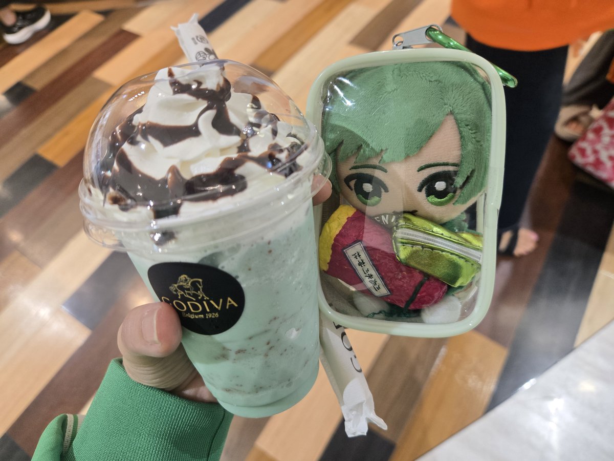 satop_0519's tweet photo. リアフェスZepp札幌、2階席ステージよく見えたしめちゃ楽しかった！！！！
そして何よりこぺ様は今日もビジュ最強✨💚
写真は全然関係ないけど美味しかったチョコミントショコリキサー🌿 https://t.co/3IhMIAwyrb