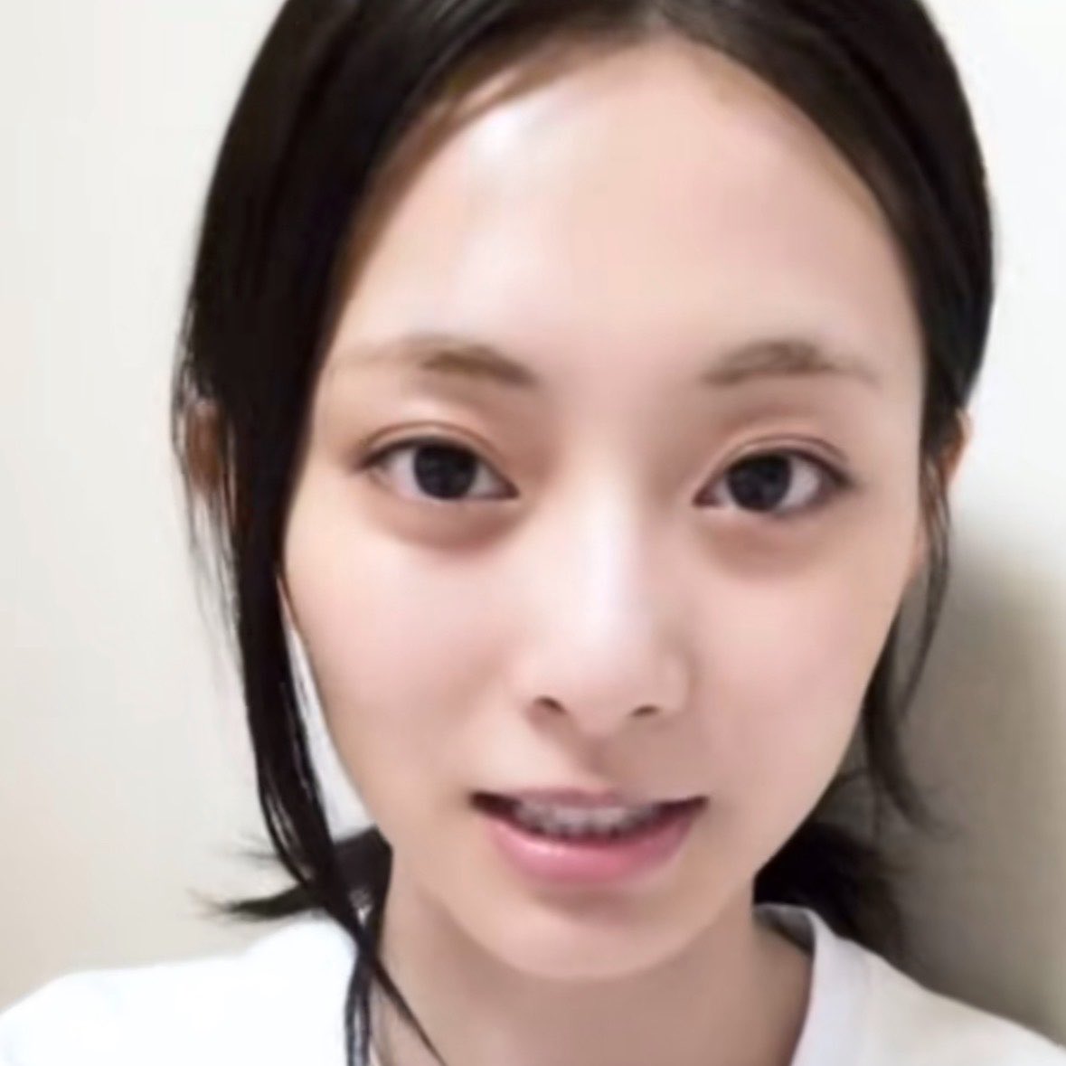 4tnyx's tweet photo. Full makeup                      bareface https://t.co/kGcJ1jS6cX