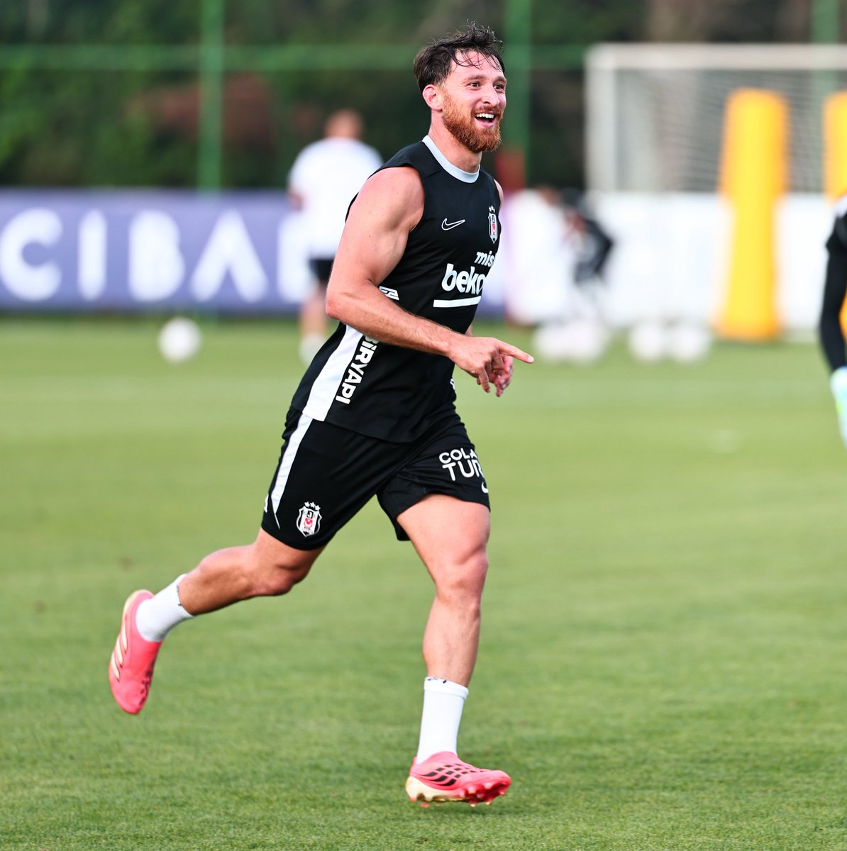 Besiktas's tweet photo. Midtjylland maçı hazırlıklarına başladık. 🦅 https://t.co/AOP3wBjHZH