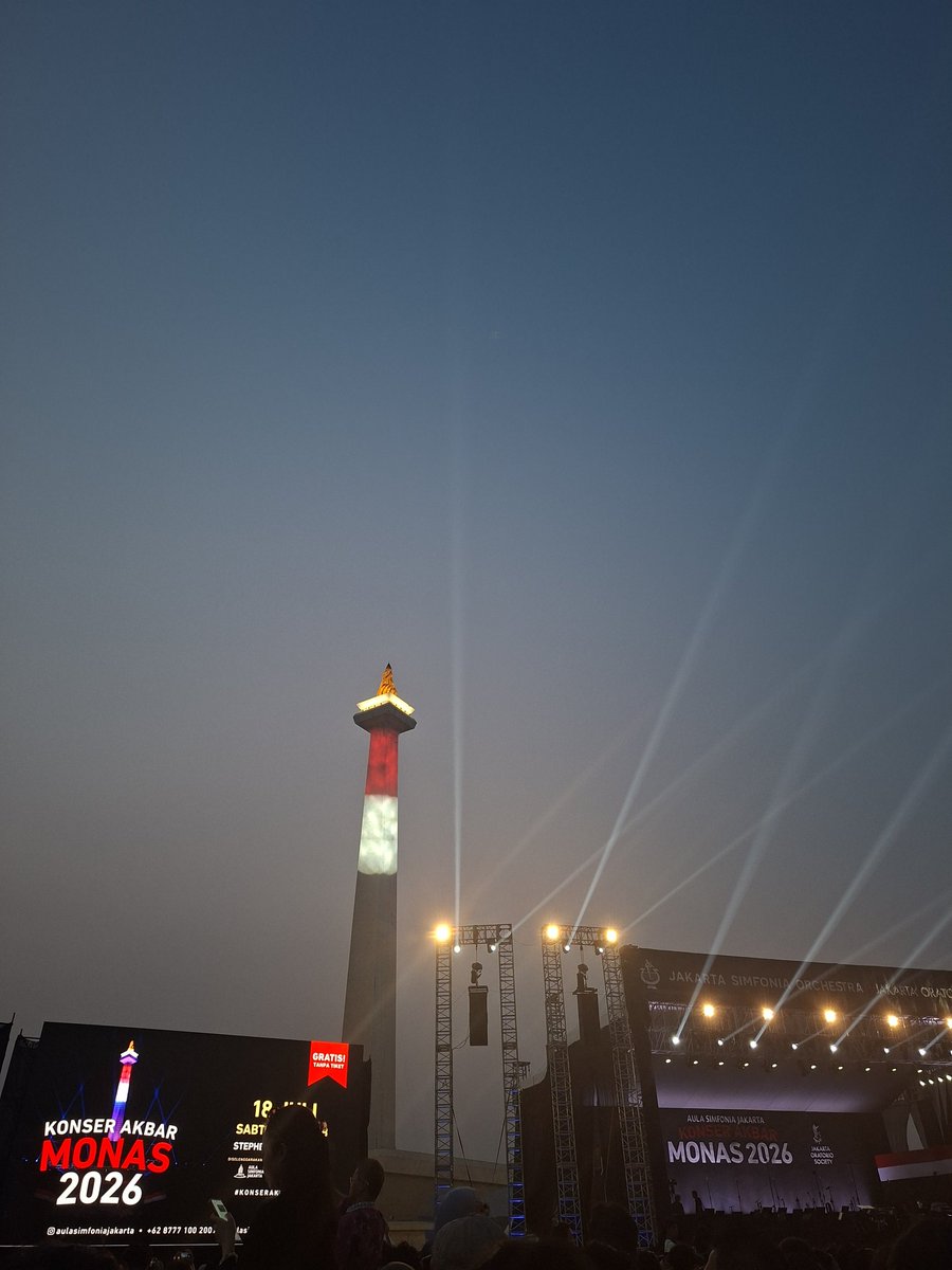 kamjc31's tweet photo. New experience ✅️

Makasih mas mas yang udah mau dititipin kursi beserta tas aku &amp; temen ku, maaf merepotkan 
Abis ngeliat orang keilangan tas di monas, bersyukur banget masnya amanah &amp; engeh pas aku balik terus kebingungan nyari tempat asal 🤣 https://t.co/gP39Arr6ZE