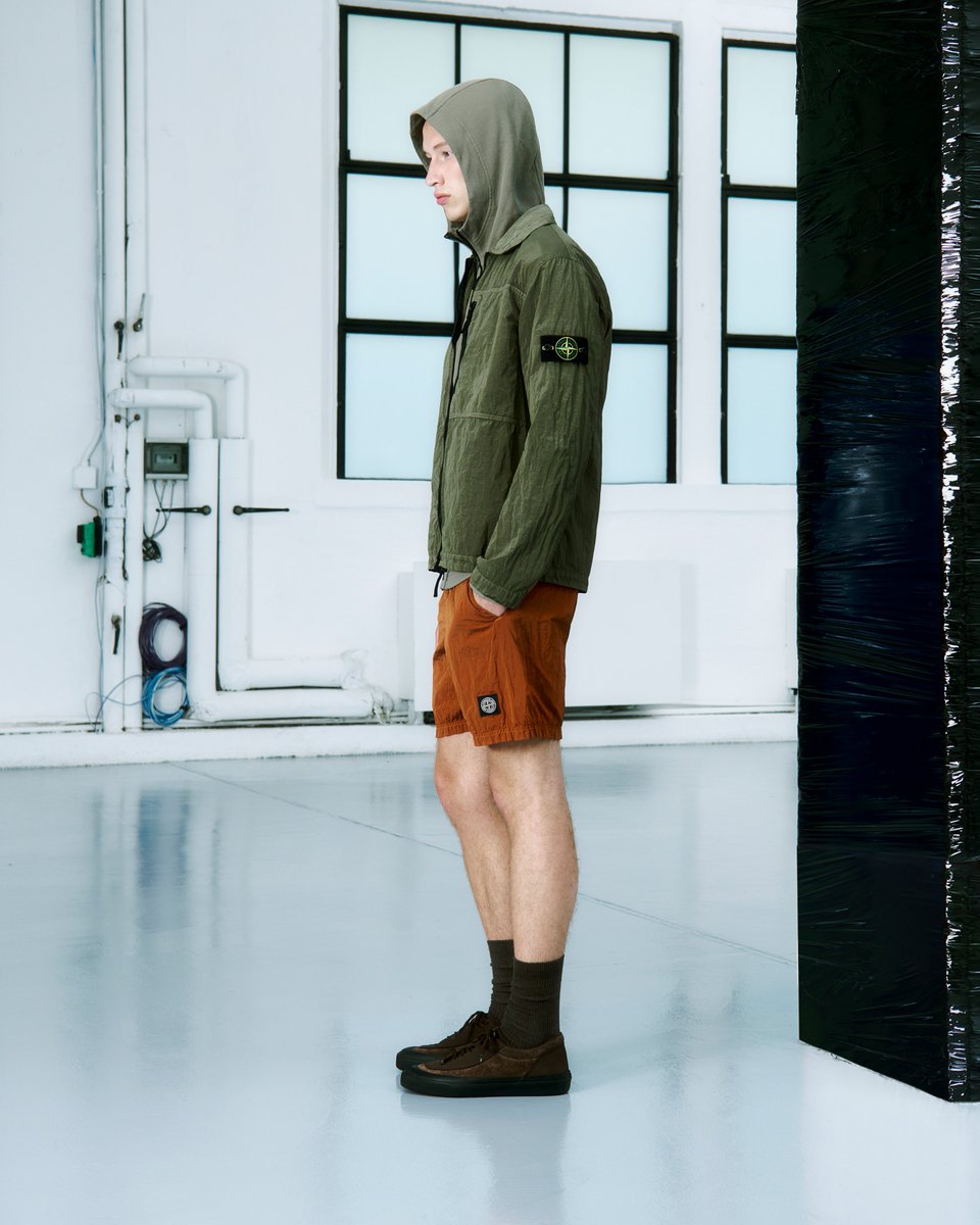 stoneisland's tweet photo. 6100057 Heavy Organic Cotton Jersey, crewneck sweatshirt in heavy organic cotton jersey.

1100002 Organic Cotton Tela 'Paracadute', Long-sleeve shirt in light stretch organic cotton tela.

1200041 Nylon Metal in Econyl®, Zip-up overshirt in Nylon Metal fabric.

#StoneIslandAW26 https://t.co/7J5cerG99f