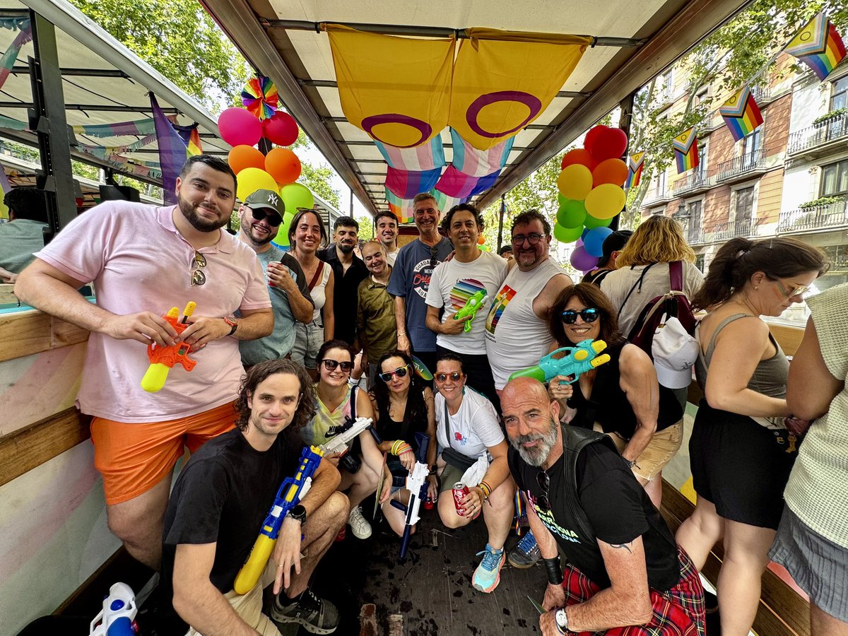 Junts_BCN's tweet photo. Barcelona ha tornat a omplir-se d’orgull. 🌈 Avui hem estat al #PrideBarcelona defensant una Catalunya oberta, diversa i compromesa amb els drets LGTBI+. La llibertat de ser i d’estimar també és fer país. https://t.co/V0oyARwrFP