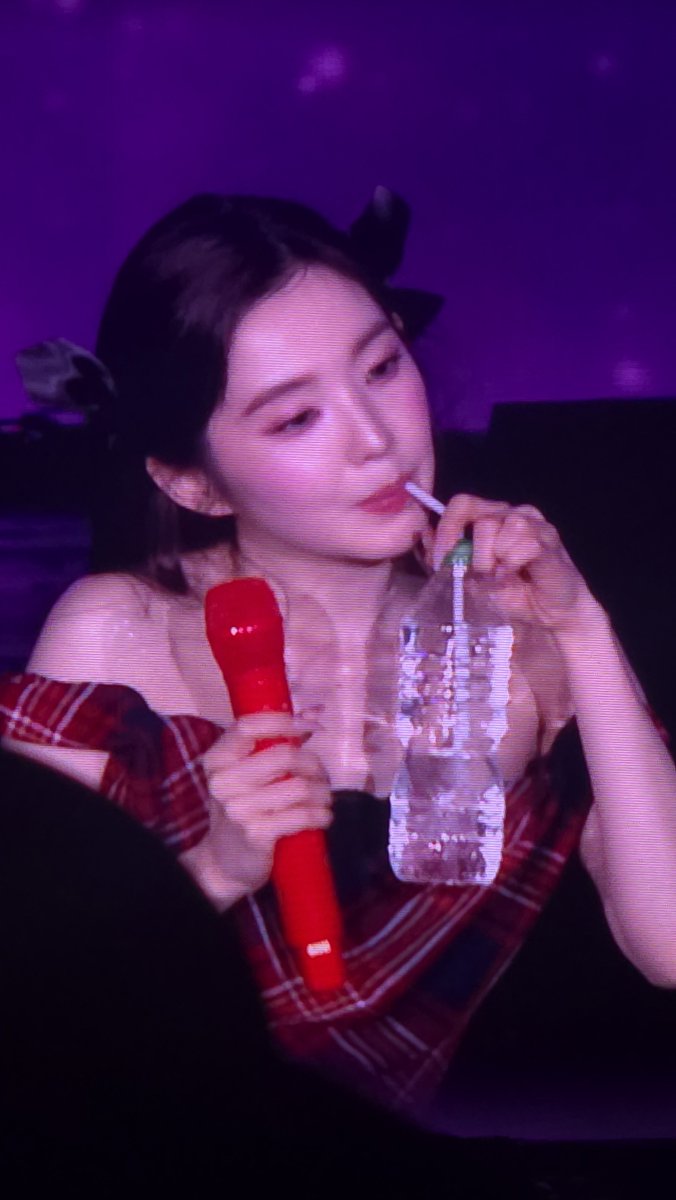 Half_Blood12's tweet photo. ดื้อมากกกก🤏
#IRENE_IWILL_in_BKK
#IRENEinBKK
#IRENE https://t.co/u40N8vtxTE