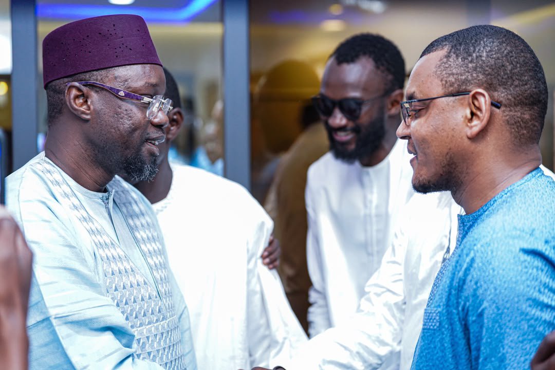 KiliFeuu's tweet photo. 📌Le Président Ousmane SONKO s’est rendu ce jour dans le Djolof, plus précisément à Mbacké Barry, à l’occasion du Magal annuel qui célèbre le départ en exil du fondateur du mouridisme, Cheikh Ahmadou Bamba Mbacké Khadimou Rassoul. 

Cette journée a été riche en échanges et en retrouvailles avec la famille patriotique, notamment avec l’honorable député Serigne Cheikh Thioro Mbacké, sous l’impulsion de qui ce Magal est organisé.

Plusieurs leaders du parti ont également effectué le déplacement, parmi lesquels les Vice-présidents El Malick Ndiaye, Birame Souleye Diop, Moustapha Ndjekk Sarré, ainsi que de nombreux autres responsables de Pastef. En début de soirée, avant le lancement de la cérémonie officielle, le président Ousmane Sonko a eu un entretien avec le Khalife de Mbacké Barry, Serigne Cheikh Diourél Mbacké.