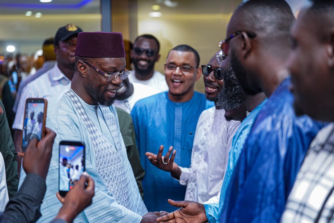 KiliFeuu's tweet photo. 📌Le Président Ousmane SONKO s’est rendu ce jour dans le Djolof, plus précisément à Mbacké Barry, à l’occasion du Magal annuel qui célèbre le départ en exil du fondateur du mouridisme, Cheikh Ahmadou Bamba Mbacké Khadimou Rassoul. 

Cette journée a été riche en échanges et en retrouvailles avec la famille patriotique, notamment avec l’honorable député Serigne Cheikh Thioro Mbacké, sous l’impulsion de qui ce Magal est organisé.

Plusieurs leaders du parti ont également effectué le déplacement, parmi lesquels les Vice-présidents El Malick Ndiaye, Birame Souleye Diop, Moustapha Ndjekk Sarré, ainsi que de nombreux autres responsables de Pastef. En début de soirée, avant le lancement de la cérémonie officielle, le président Ousmane Sonko a eu un entretien avec le Khalife de Mbacké Barry, Serigne Cheikh Diourél Mbacké.