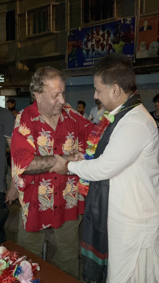 ShakeelChPPP's tweet photo. سرگوات بلوچ محلہ میں برس ہا برس سے شائقین ⚽ کیلئے پیپلز پارٹی کے سینئر جیالوں واجہ اکبر بلوچ اور میر غلام حسین بلوچ کی جانب سے لگائی جانے والی اسکرین پر فیفا ورلڈ کپ کی تیسری پوزیشن کا میچ دیکھنے پہنچے
جہاں ان سینیئر جیالوں نے پرتپاک استقبال کیا 

#FIFAWorldCup #FRAENG 
#Lyari https://t.co/WBnCkrfCYa