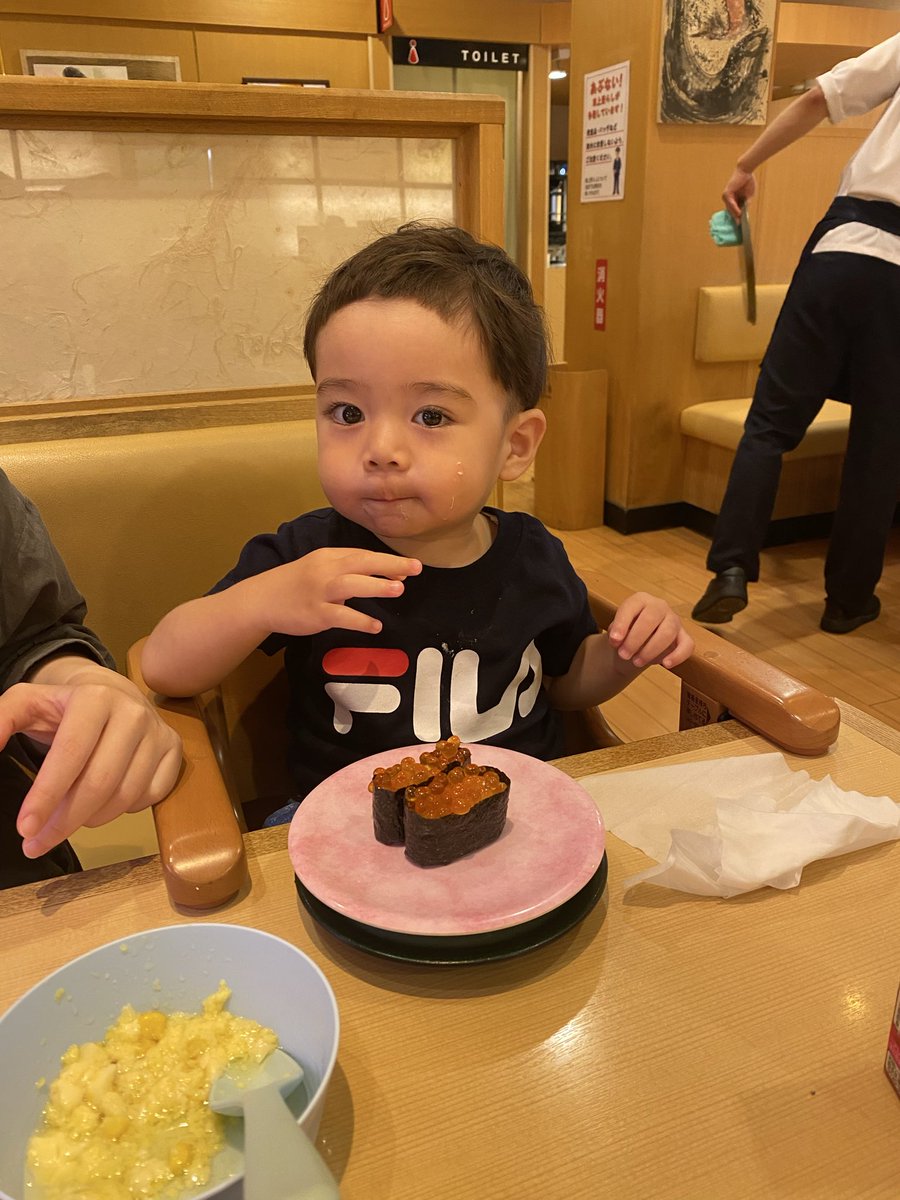yujipipi's tweet photo. ここ最近、息子さん昼寝してから起きるまでの2.3時間でパパは晩飯代を稼ぎに行っておるのじゃ
りえも出産直前だから少しだけお寿司解禁
はなまるがいいけど、近いからなごやかていで👍仕方ないから今日も連れてってやるか〜 https://t.co/miMLjELvnk